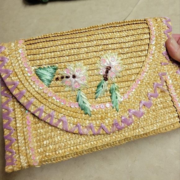 Nwot vintage Handcrafted Straw Clutch with Floral Embroidery and sequins - Picture 4 of 12